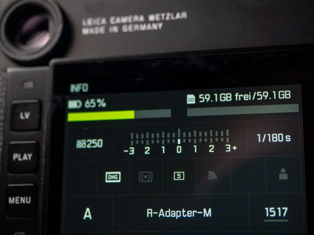 Image shows effects of 6bit coding on third-party lenses for Leica M.